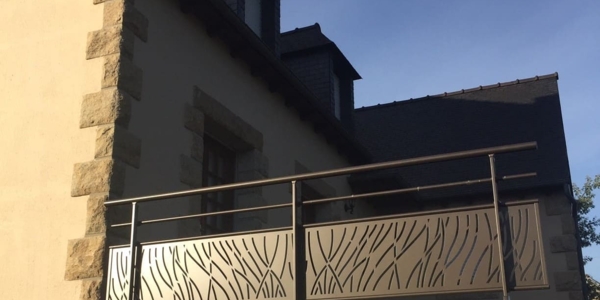 Installation d’un garde-corps extérieur en découpe laser à XXX
Garde-corps ATHYS, 1 lisse intermédiaire panneau de remplissage découpe laser motif RYTHME