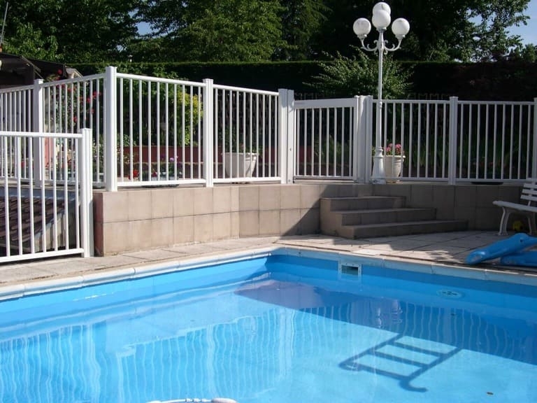 Barrière piscine aluminium Les Portaliers Saint-Jouan-Des-Guérets