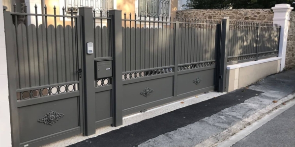 Pose d’un ensemble coordonné portillon, portail coulissant et clôture aluminium style fer forgé à St Malo 35 ILLE-ET-VILAINE
Modèle KERNERA avec festons, Collection TRADITION