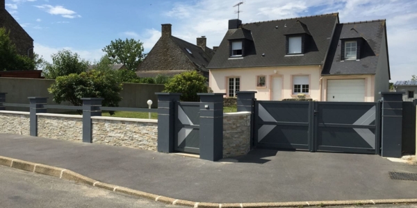 Installation d’un portail battant aluminium avec portillon assorti à Dinan en Côte d’Armor 22
Modèle AKADIA, Collection ANODIK